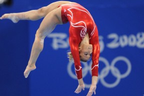 开云电竞-年轻泳将晋级半决赛有亮点，青年游泳比赛