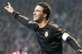 kering.com-“费尔南多·比亚尔巴的传球与踢球技巧，助力美洲狮队突破瓶颈”