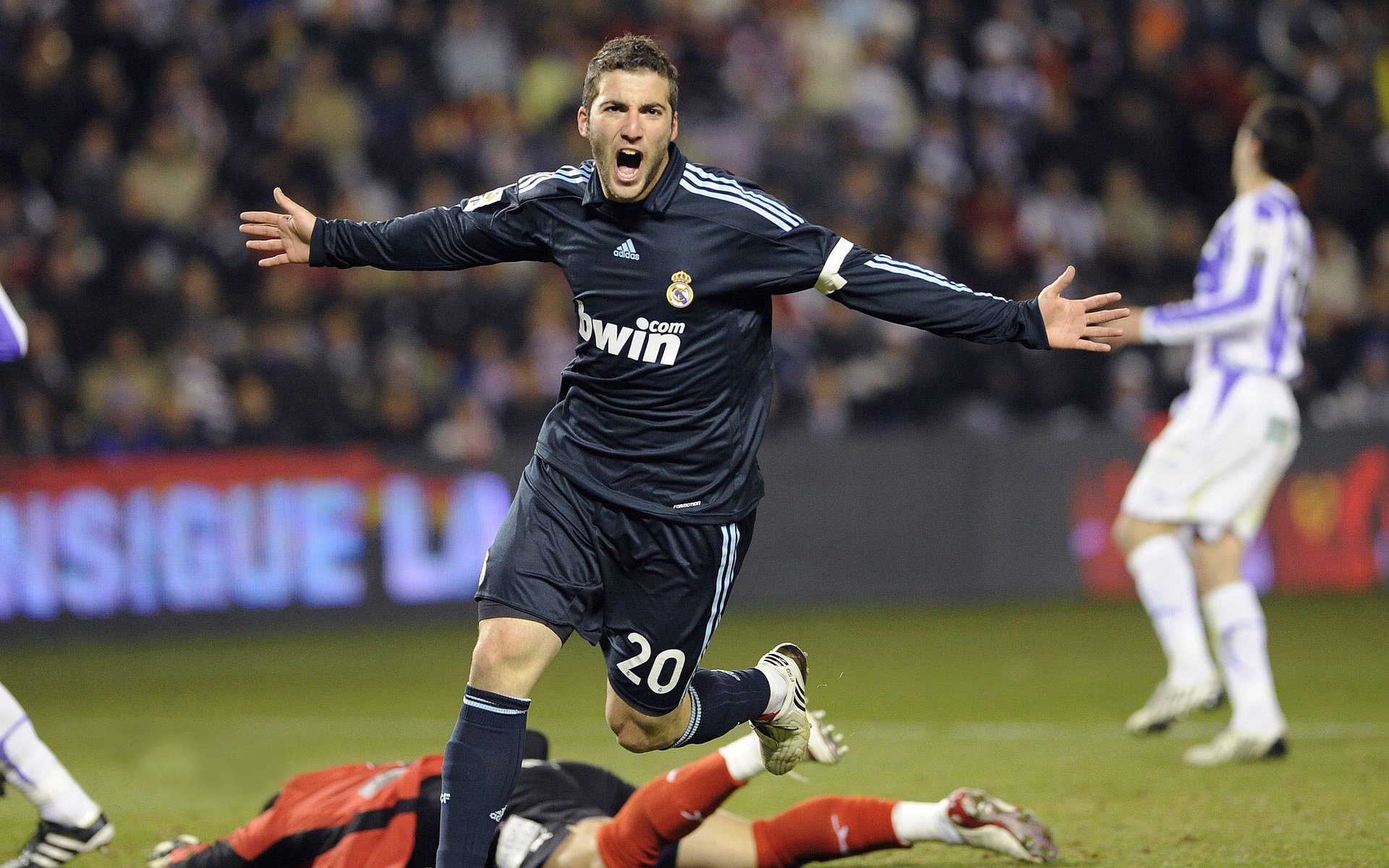 国家队全新战术体系亮相以速度和压迫为主要核心，国家队02のエロ